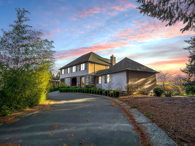 Foto del edificio - Exquisite 6-Bedroom Estate with Indoor Poo...