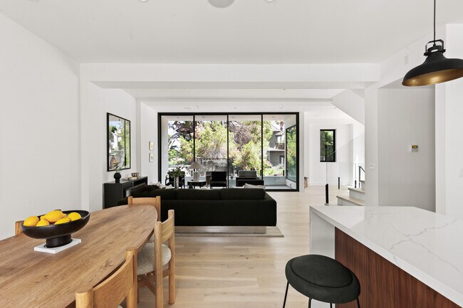 Foto del edificio - 861 1/2 Hyperion Ave