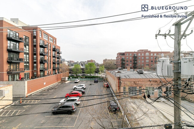 Building Photo - 1313 W Randolph St