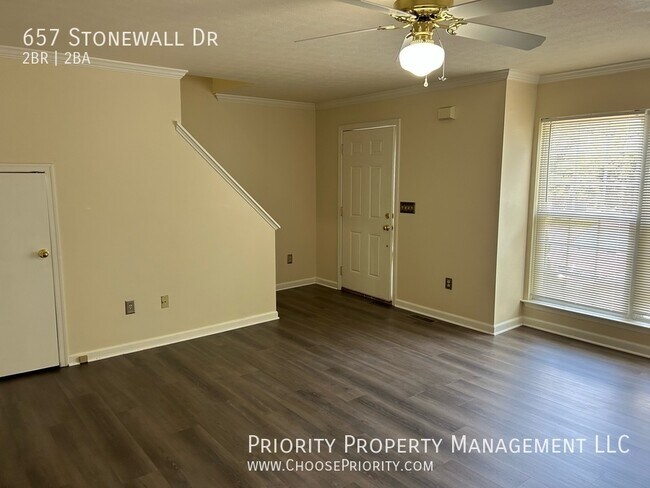 Building Photo - Beautiful Townhouse! NEW FLOORING THROUGHOUT!