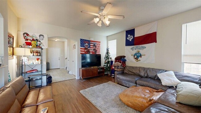 Foto del edificio - 2933 McLaren Dr