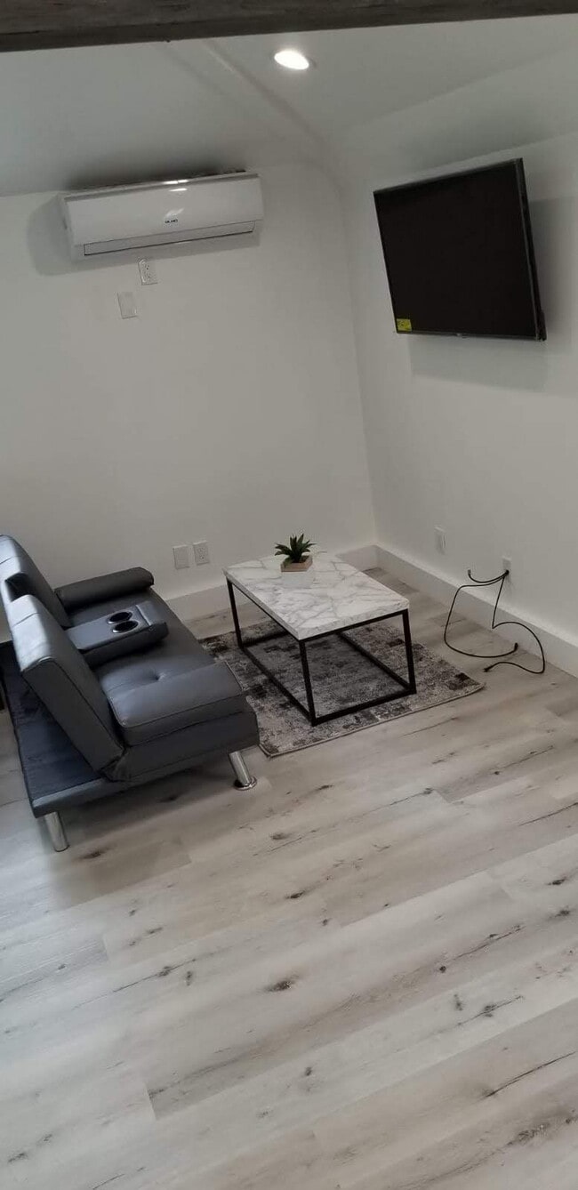 Foto del edificio - 6307 Calvin Ave