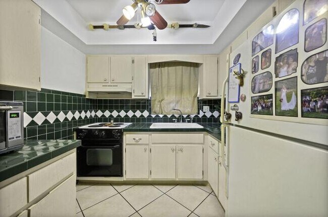 Building Photo - 2770 Ashley Dr E