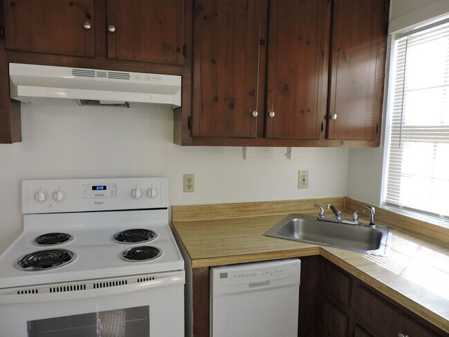 Foto del edificio - 6687Cedar Lake Drive