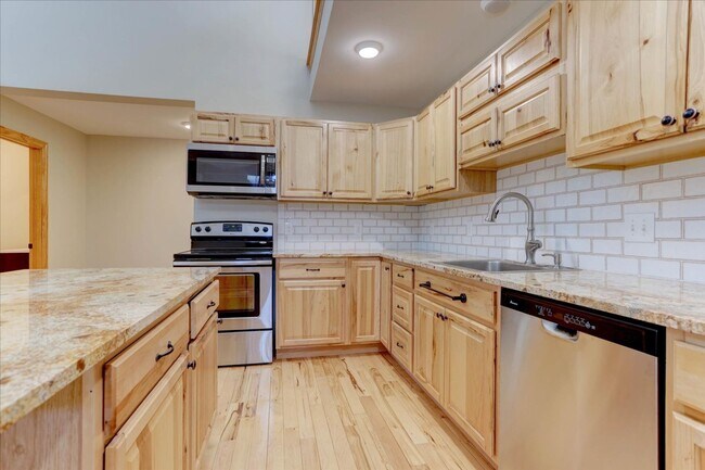 Foto del edificio - Caretaker Unit Available, Utilities Included, Mountain Views!