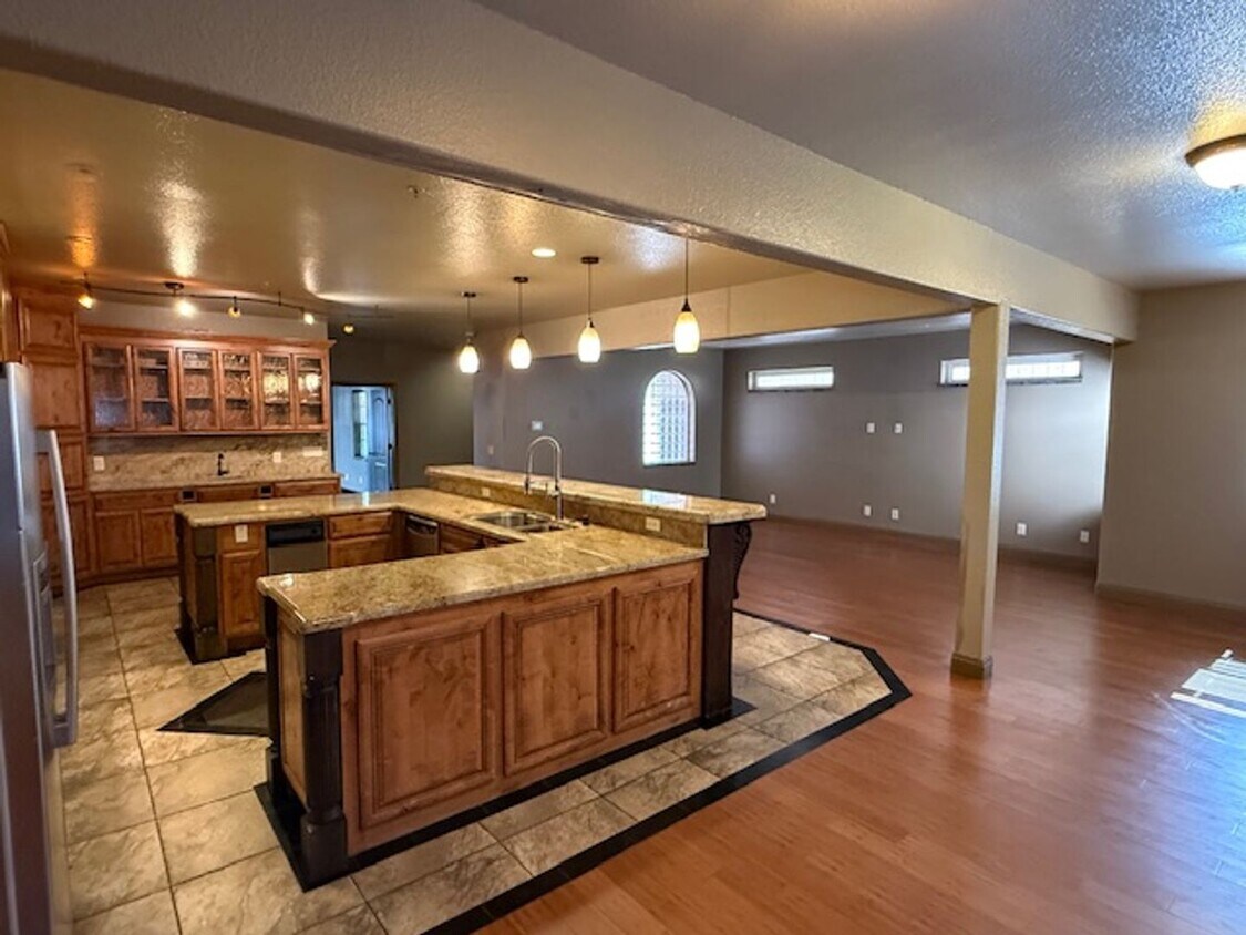 Foto principal - 2-Story Rodeo Home with Beautiful Spacious...