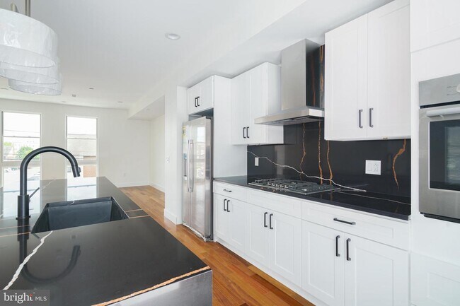 Building Photo - 676 N 13th St