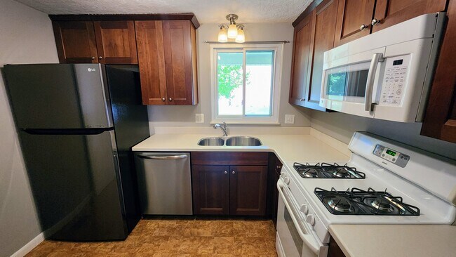 Foto del edificio - 4313 Hemlock Cir
