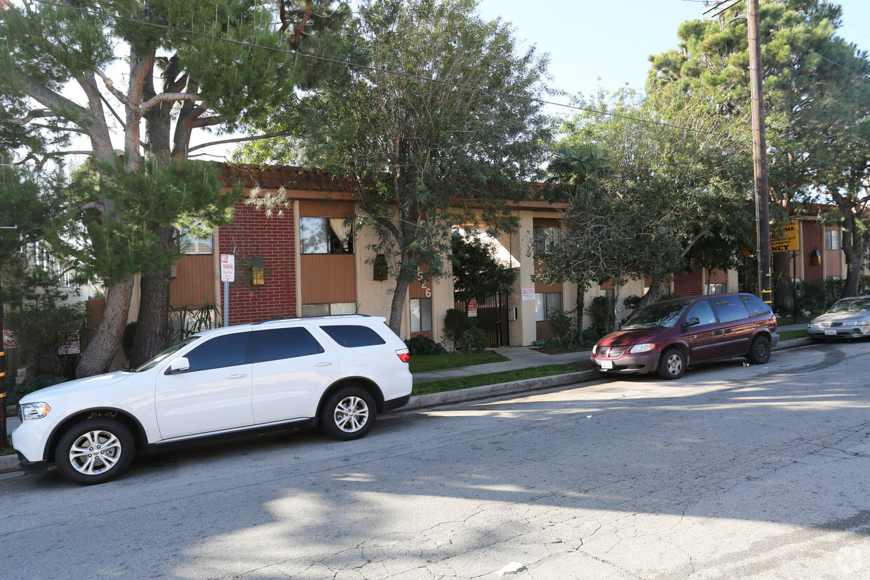 Primary Photo - Oak Village Apartments