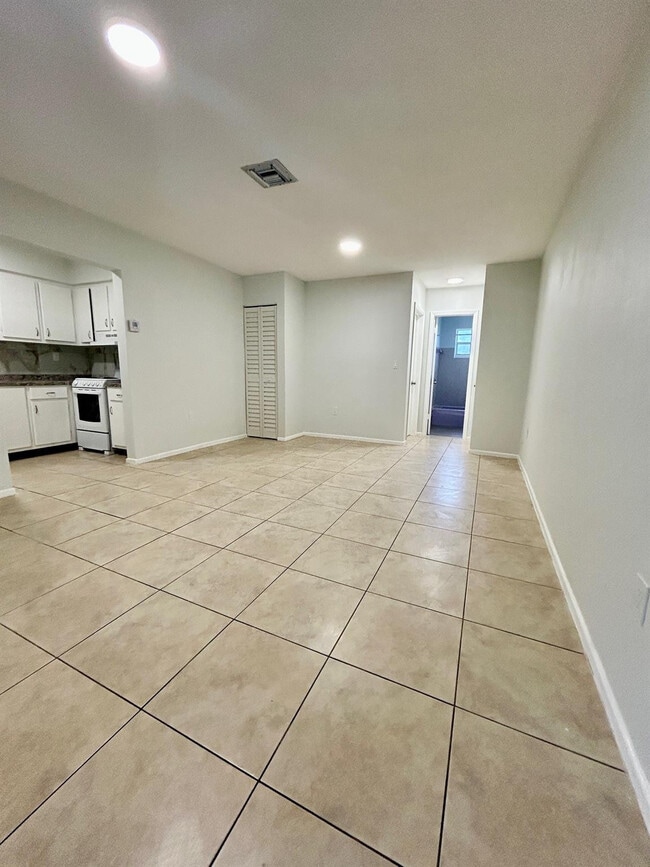 Building Photo - 7511 Venetian St