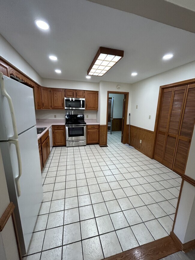 Building Photo - 1450 Glass Ave
