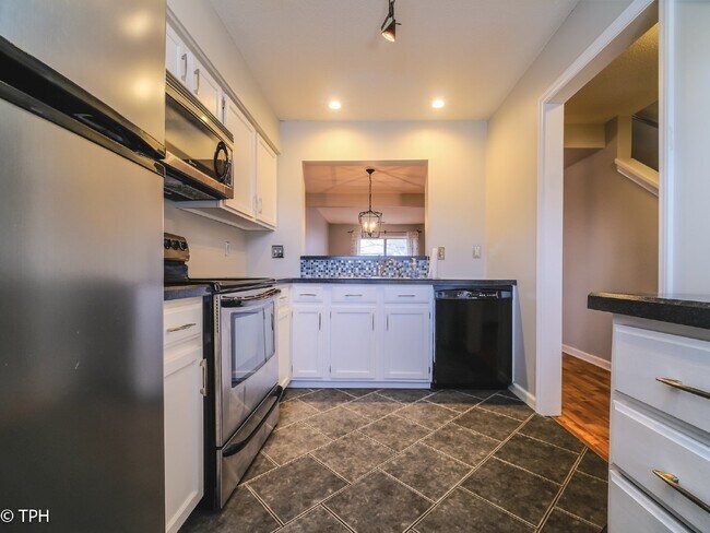 Foto del edificio - "Charming 2-Bedroom Gem with Granite Elegance in Charlotte's Heart!"