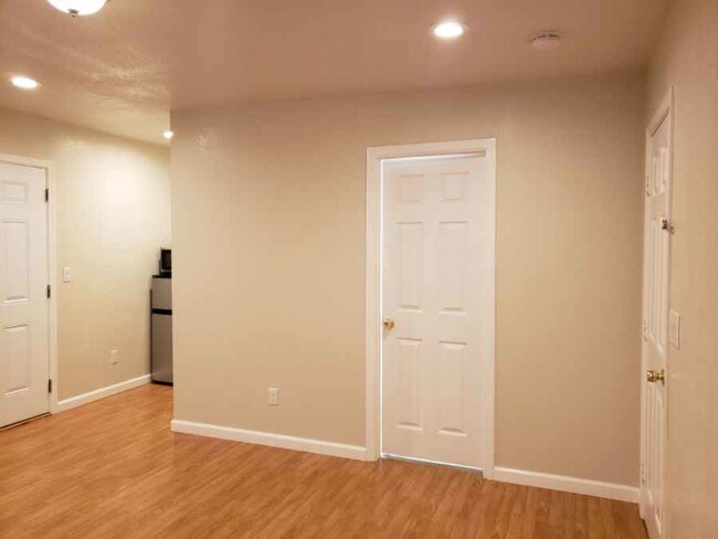 Building Photo - 2731 Hawthorne Ct