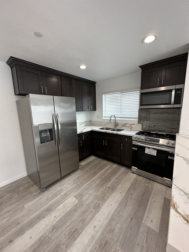 Building Photo - 202 S Rose Ave