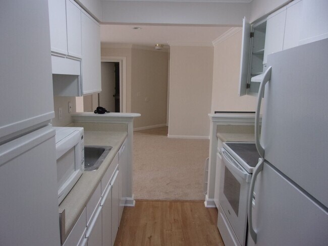 Building Photo - 2 Bedroom / 2 Bathroom @ Forest Cove