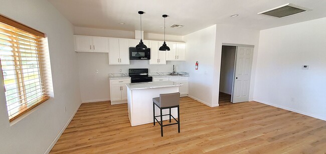 Foto del edificio - Beautifully 3-bedroom, 1-bathroom apartment