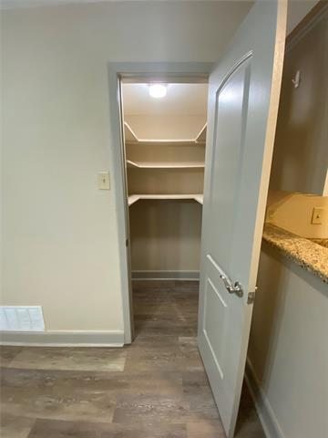 Foto del edificio - 7610 Kings Ridge Rd