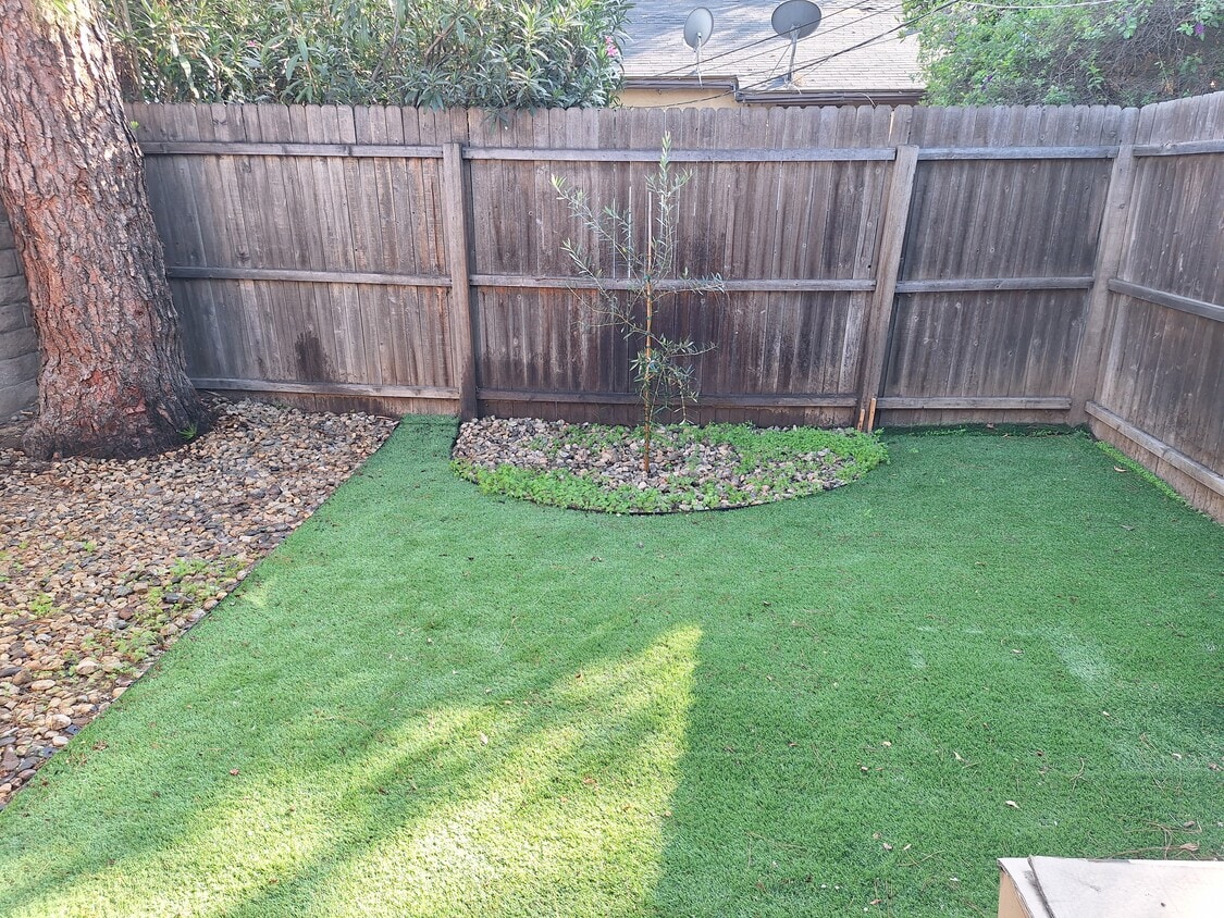 Mini patio privado cercado - 16663 Victory Blvd