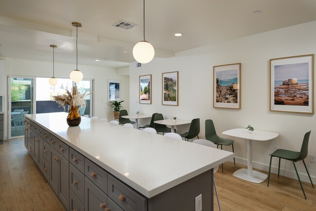 Building Photo - 3045 W Boulevard3H-3H