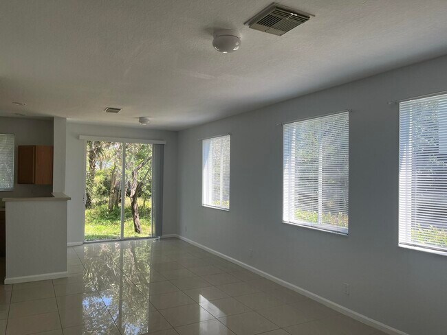 Foto del edificio - 3231 Laurel Ridge Cir