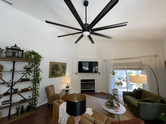 Foto del edificio - 2038 Huntington Dr