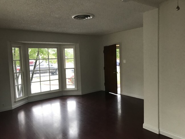 Building Photo - 839 S Bunker Hill Dr