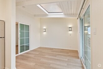 Building Photo - 525 Catalina St
