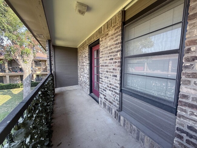 Building Photo - Spacious 2-Bed, 2.5-Bath Townhome in the B...