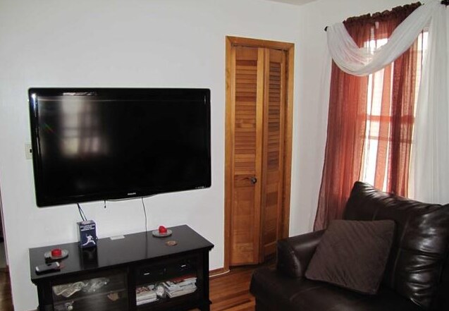 BR1/LR View 2 - 11 Louis St