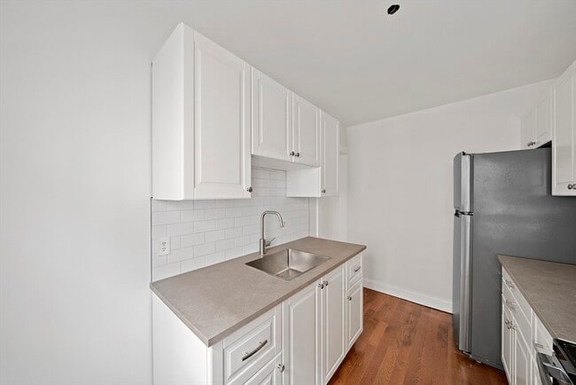 Building Photo - 479 Newport Ave