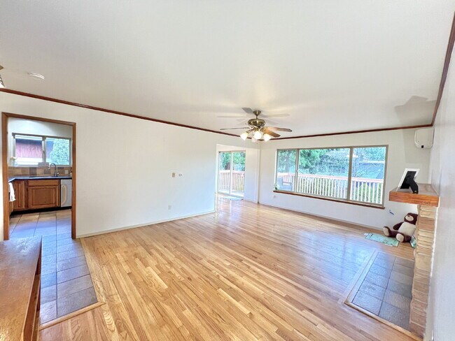 Foto del edificio - 3-Bed Charmer with Huge Entertainer’s Deck & EV Charging!