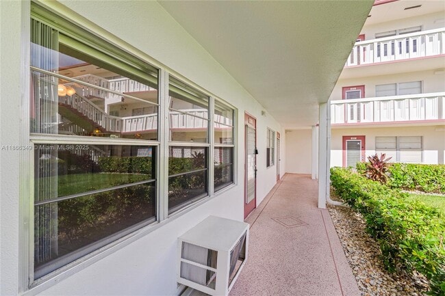 Building Photo - 555 Fanshaw N