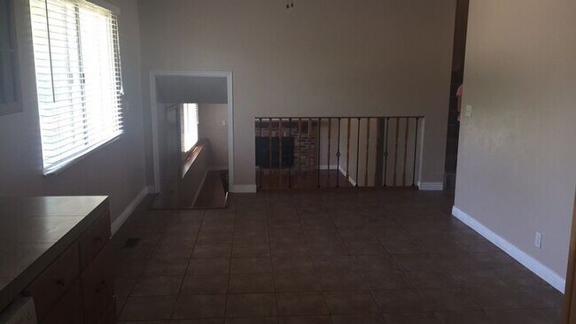 Building Photo - Beautiful 5 Bedroom Home with Big Fenced Yard