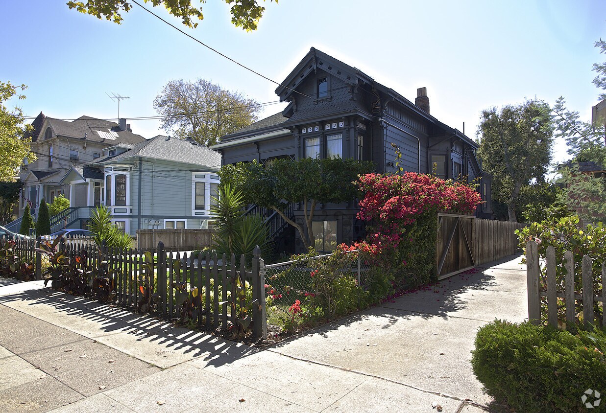 Building Photo - 2108 San Antonio Ave