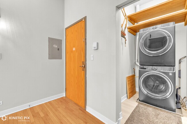 Foto del edificio - 1 S Leavitt St