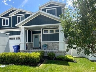 Building Photo - 912 Queensmill Ln