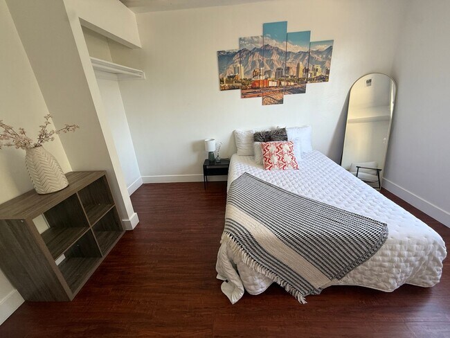 Foto del edificio - Nice Private Furnished  Girl Room Downtown with View