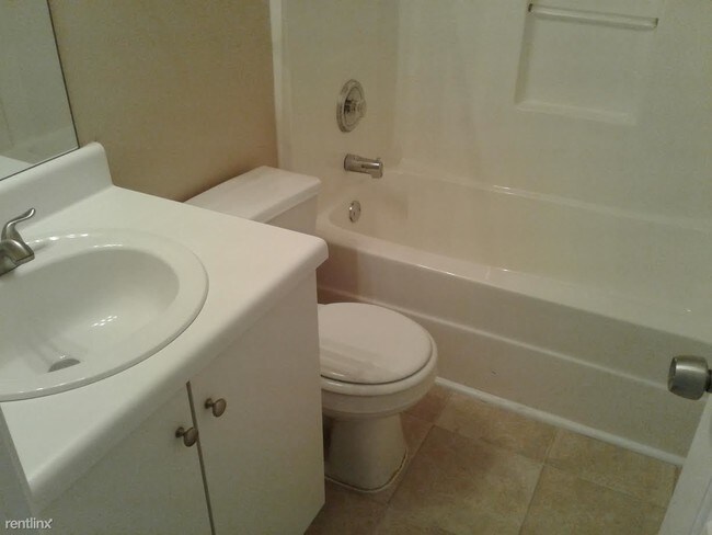 Building Photo - 2223 Creekview Gln
