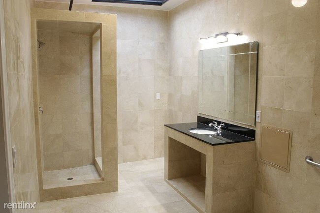 Building Photo - 1 br, 1 bath Apartment - 5401 Alvern Cir