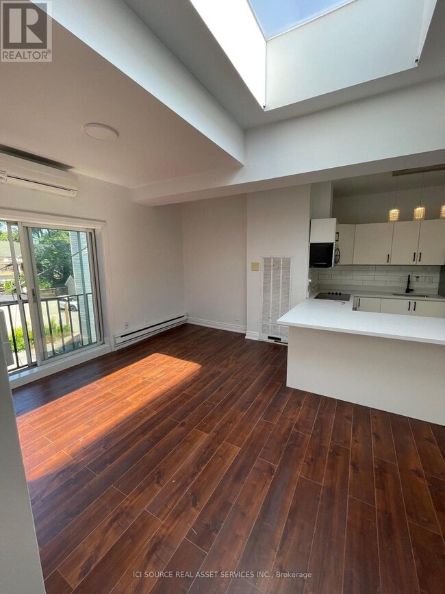 Building Photo - 754 Queen St E