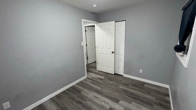 Building Photo - 93 Elmwood Dr E