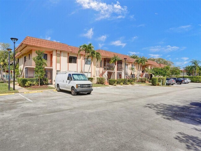 Building Photo - 369 S Lakeview Dr #201