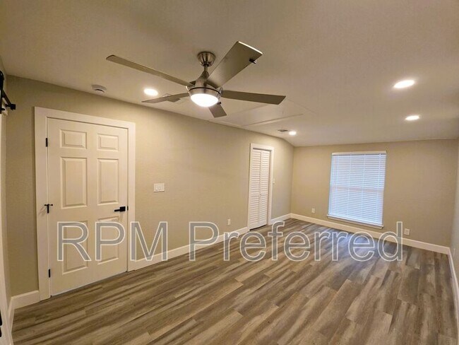 Building Photo - 9121 Lazydale Ln