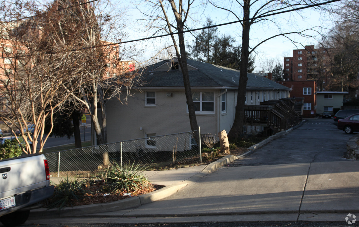 Building Photo - Maple Apts