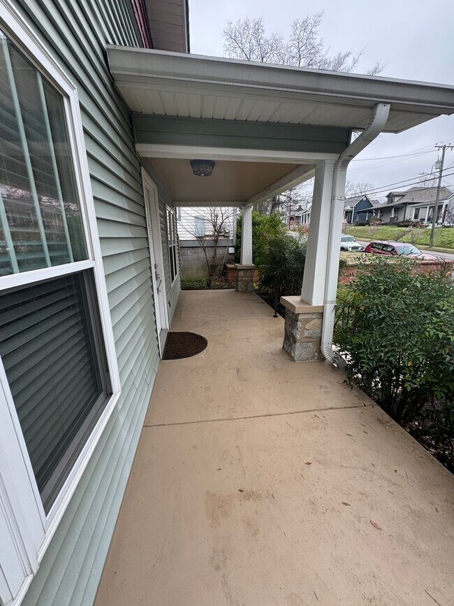 Foto del edificio - East Nashville renovated 3 bedroom 1 bath with huge screened in porch, private yard and detached ...