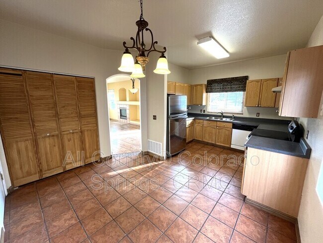 Building Photo - 6985 Wood River Grove