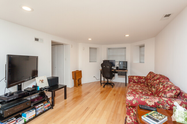 Building Photo - 2049 W Augusta Blvd