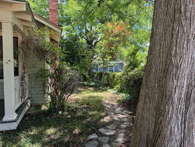 Foto del edificio - Cute Bungalow Near NC State Fairgrounds - Pet Friendly!