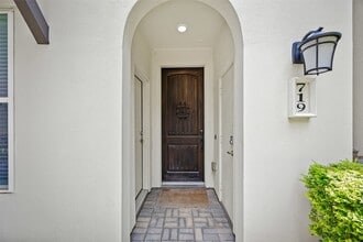 Building Photo - 719 Leverkuhn St
