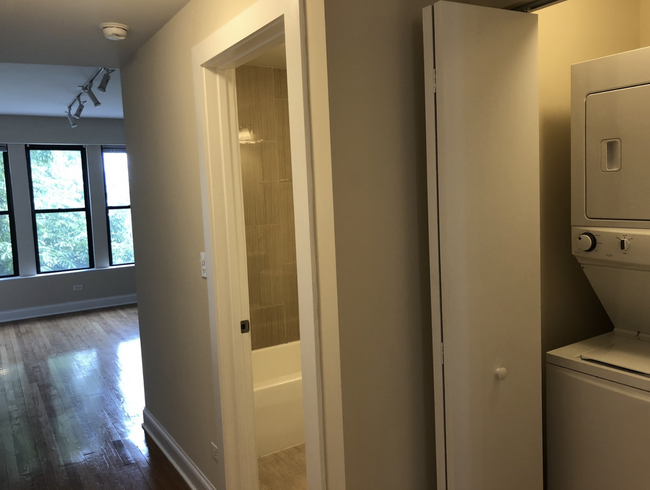 Living Room to Bathroom/Laundry - 1114 W Balmoral Ave